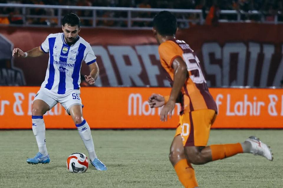 Aksi Bek Persib, Frans Putros di Pertandingan Versus Borneo FC