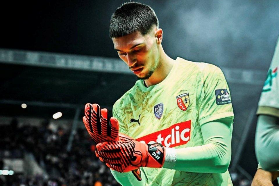 Kiper Lens Bakal Gantikan Posisi Chevalier di Timnas Prancis?