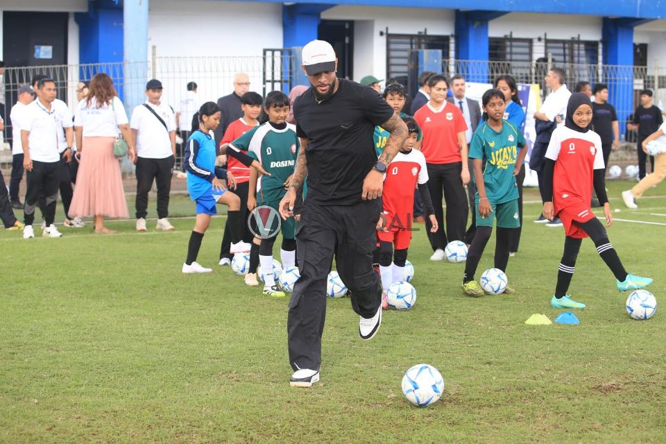Bek Persib, Layvin Kurzawa