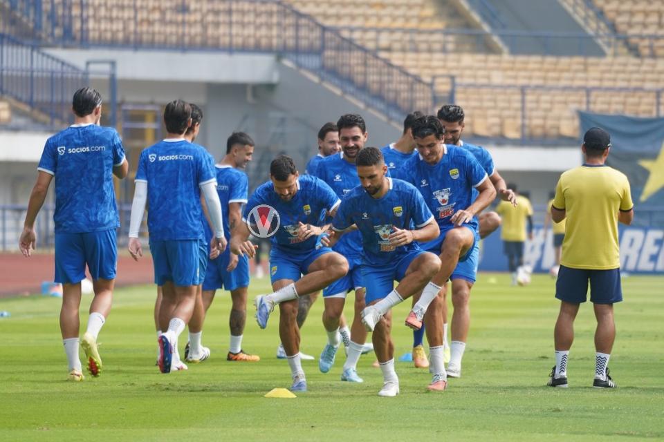 Skuat Persib Jalani Sesi Latihan Resmi di Stadion Gelora Bandung Lautan Api, Bandung pada Kamis, 23 April 2026.