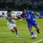 Duel Pemain Arema FC, Rio Fahmi dan Pemain Persib, Uilliam Barros pada Pertandingan di Stadion Gelora Bandung Lautan Api, Bandung, Jumat, 24 April 2026.