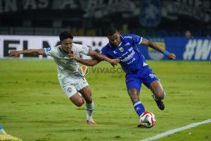 Duel Pemain Arema FC, Rio Fahmi dan Pemain Persib, Uilliam Barros pada Pertandingan di Stadion Gelora Bandung Lautan Api, Bandung, Jumat, 24 April 2026.