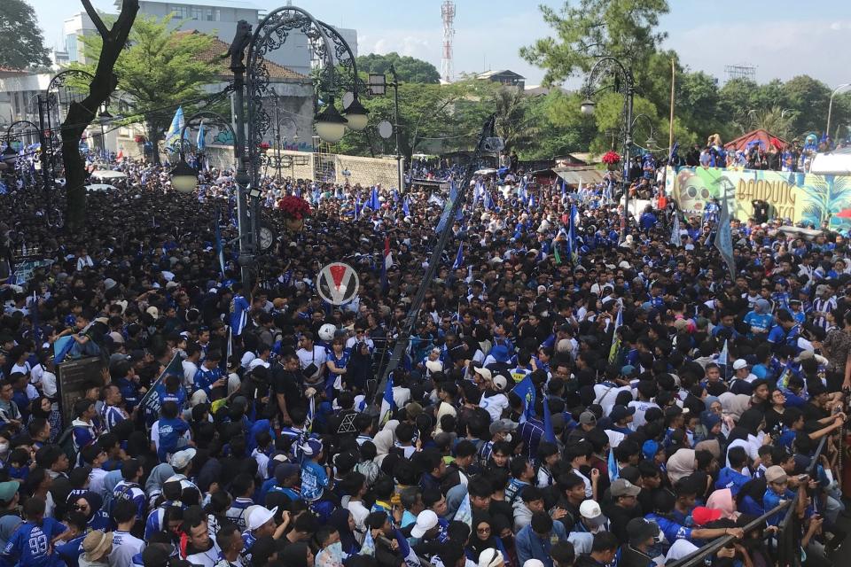 Lautan Biru di Jalan Asia Afrika, Bandung.