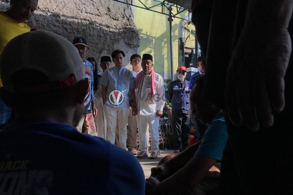Komisaris PT Persib Bandung Bermartabat, Umuh Muchtar Menyaksikan Penyembelihan Hewan Kurban di Jalan Desa, Kiaracondong, Bandung, pada Rabu, 27 Mei 2026.