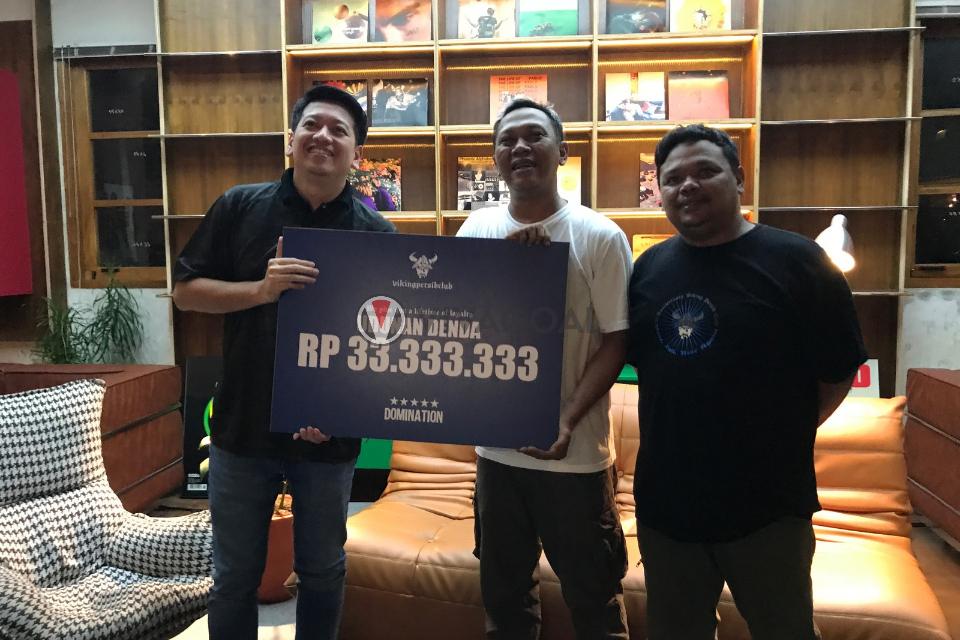 Viking Persib Club Yang Diwakili Firman Fauzi dan Doni Romdon Menyerahkan Udunan Denda serta Bonus Untuk Persib.