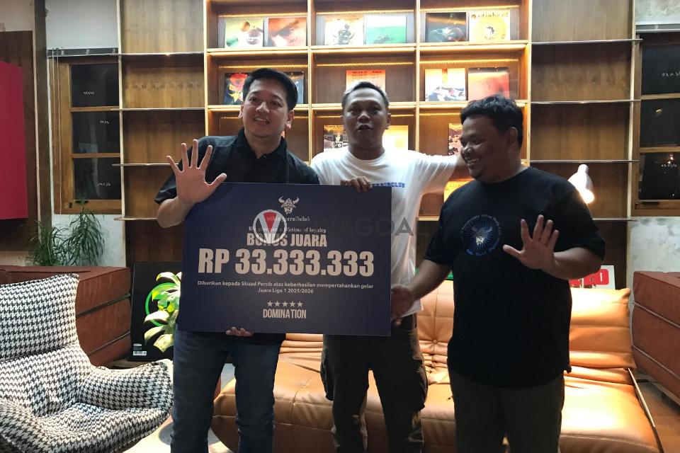 Viking Persib Club Yang Diwakili Firman Fauzi dan Doni Romdon Menyerahkan Udunan Denda serta Bonus Untuk Persib.