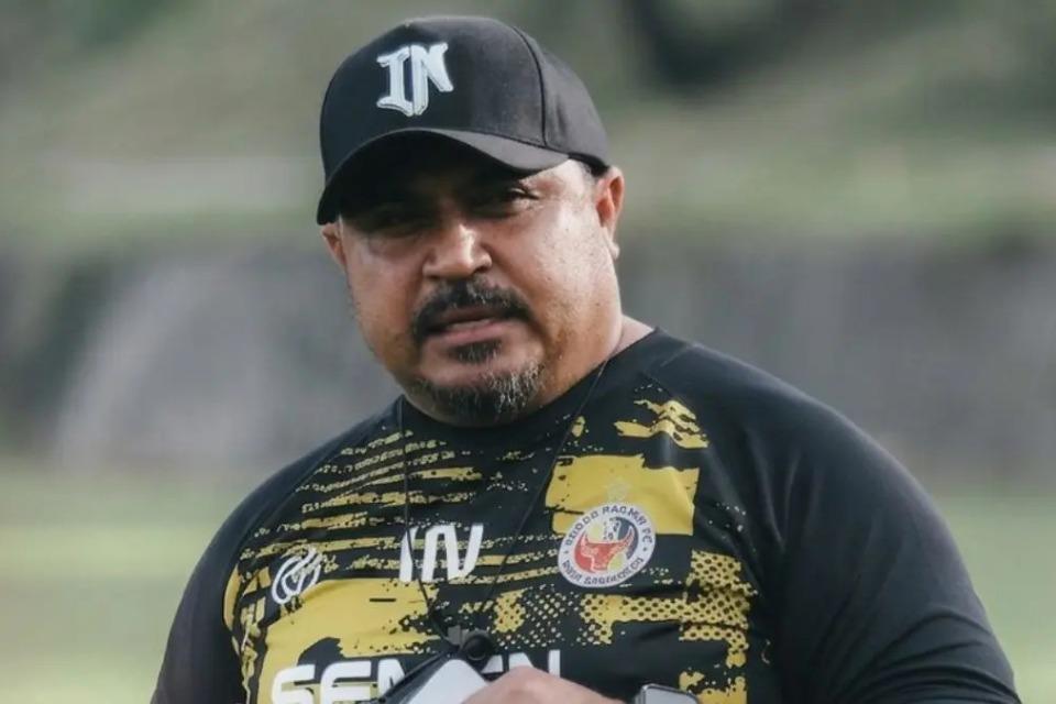 Meski Timnya Degradasi, Pelatih Semen Padang Punya Alasan Khusus untuk Bertahan