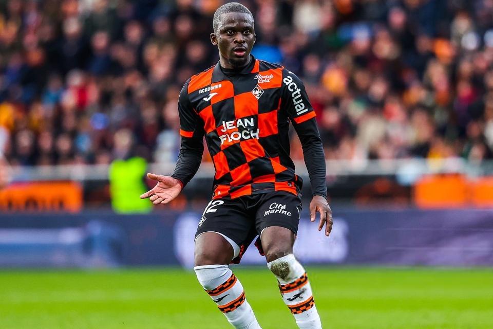 Tim Papan Tengah Bundesliga Bidik Penyrang FC Lorient, Siapa?