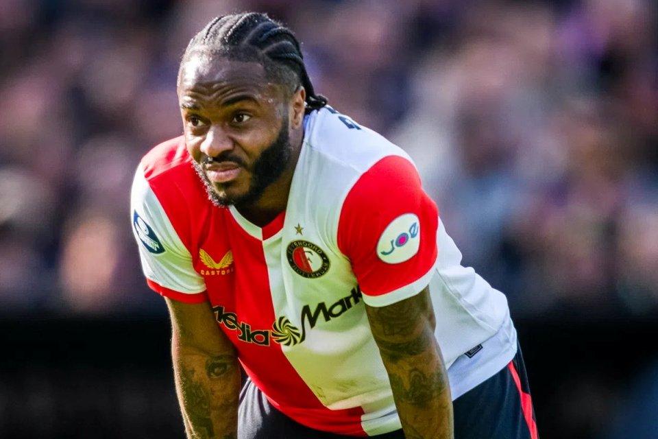 Van Persie Tak Tahan Terkait Kritik yang Diarahkan Pada Sterling