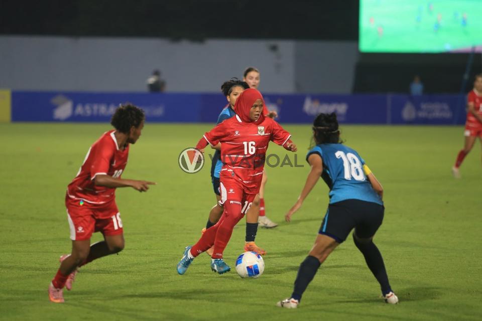 Aksi Pemain Timnas Putri Indonesia, Rosdilah Siti Nurrohmah.