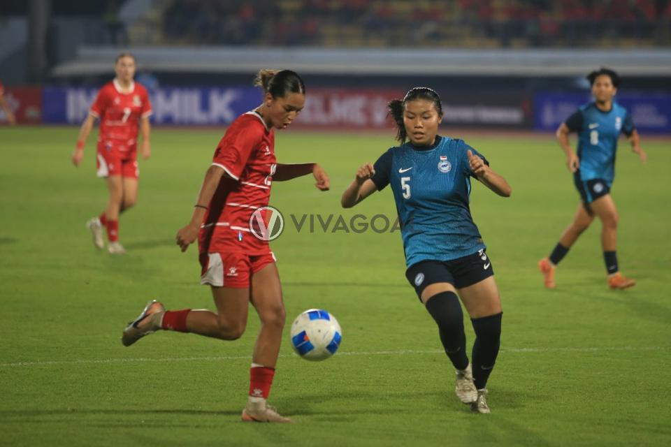 Pemain Timnas Putri Indonesia, Estella Raquel Loupatijj Dibayangi Pemain Timnas Putri Singapura, Irsalina Binte Irwan