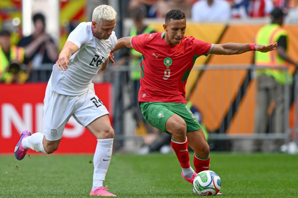 Bek Timnas Nowegia, Sondre Langas Berduel dengan Penyerang Timnas Maroko, Soufiane Rahimi.