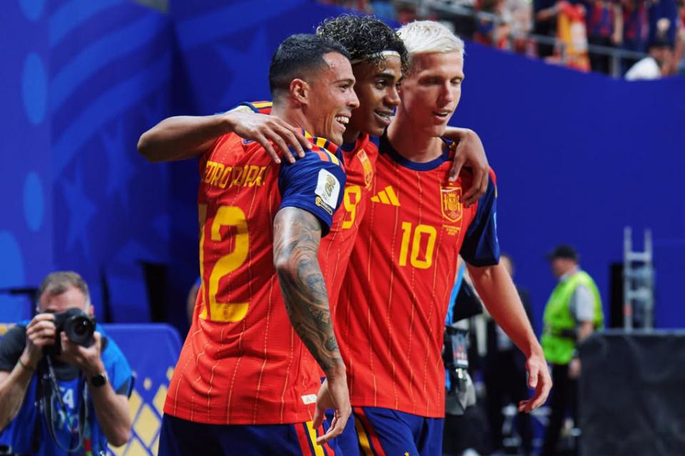 Pedro Porro, Lamine Yamal, dan Dani Olmo