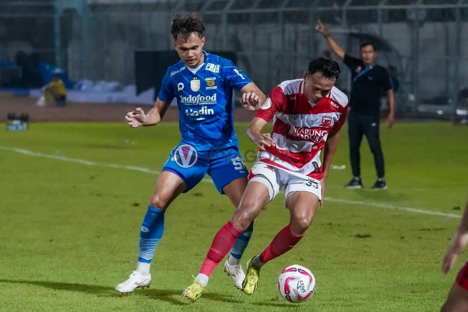 Pemain Persib, Rezaldi Hehanussa dan Pemain Madura United, Koko Ari.