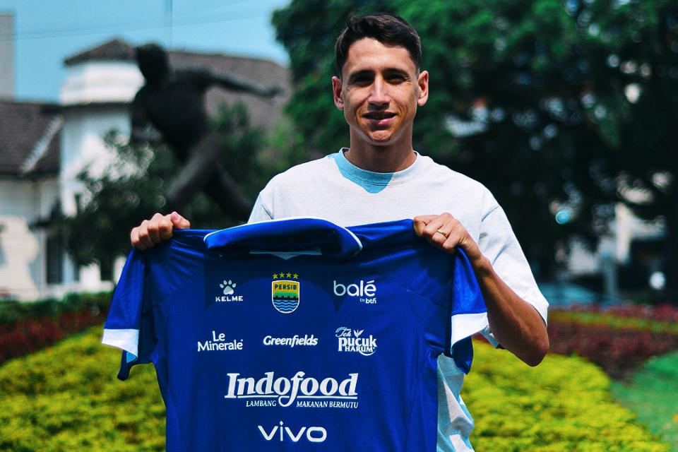 Luka Menalo Diperkenalkan Persib