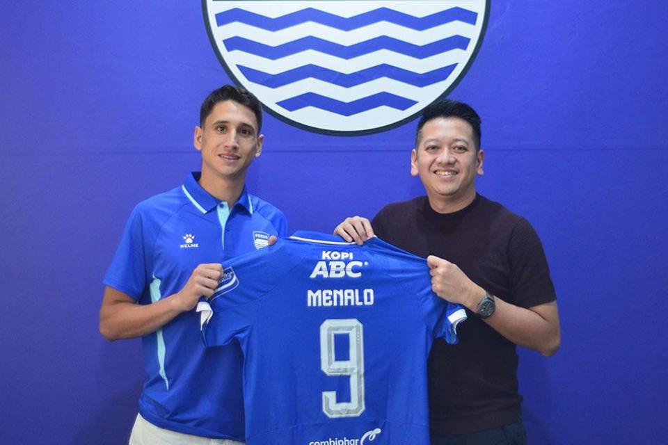 Luka Menalo dan Adhitia Putra Herawan
