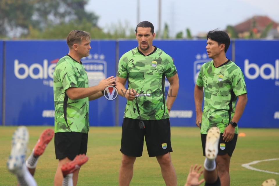 Staf Kepelatihan Persib, Igor Tolic, Zlatko Runje, dan Achmad Jufriyanto.