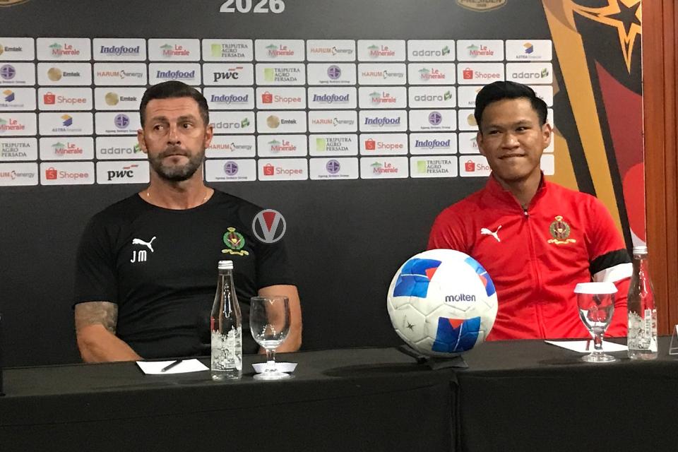 Pelatih DPMM FC, Jamie McAllister dan Pemain DPMM FC, Haimie Nyaring.