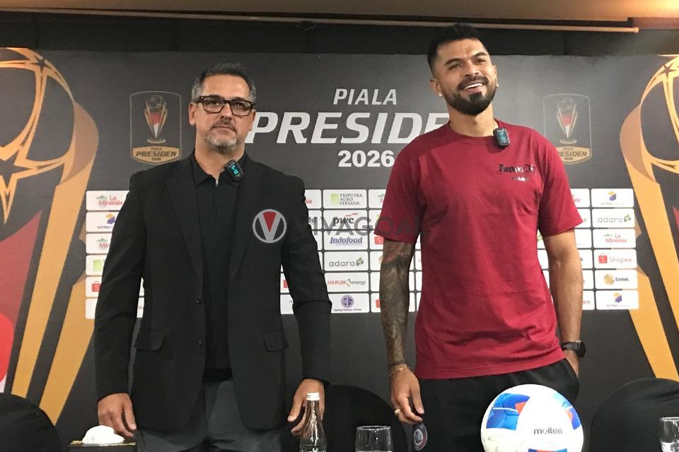 Pelatih Arema FC, Marcos Santos dan Pemain, Julian Guevara.