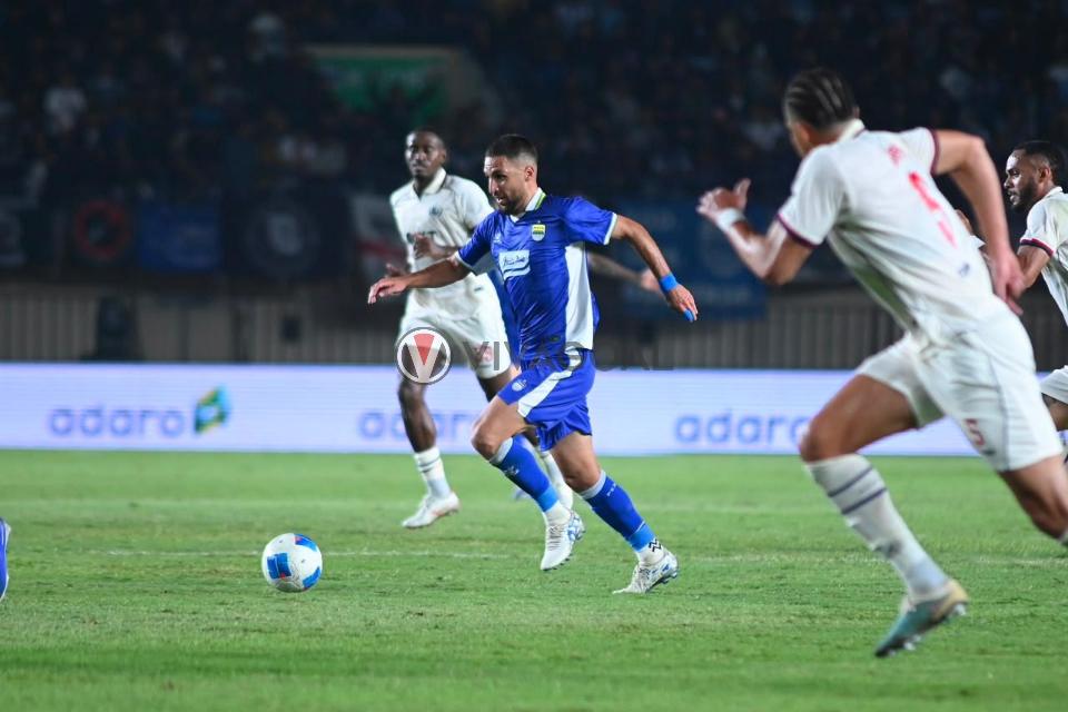 Aksi Pemain Persib, Luciano Guaycochea.