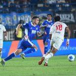 Aksi Pemain Persib, Luka Menalo.
