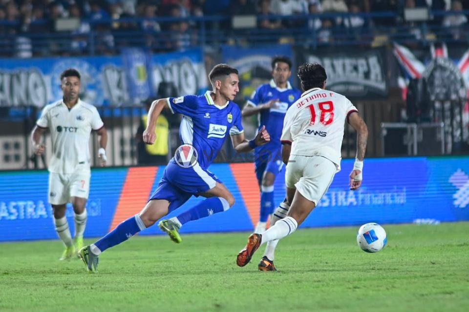 Aksi Pemain Persib, Luka Menalo.