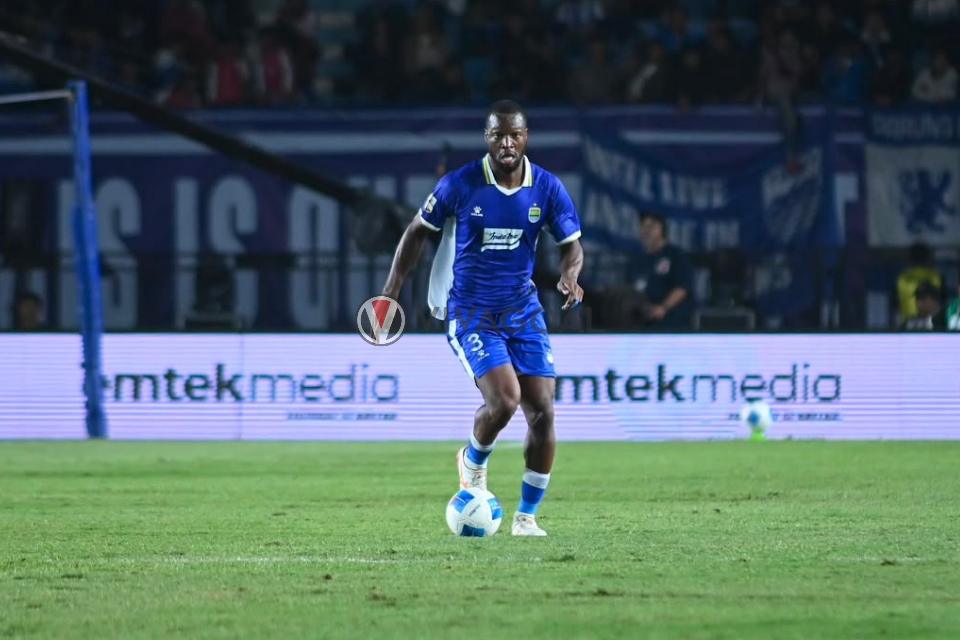 Aksi Bek Persib, Gabriel Mutombo.