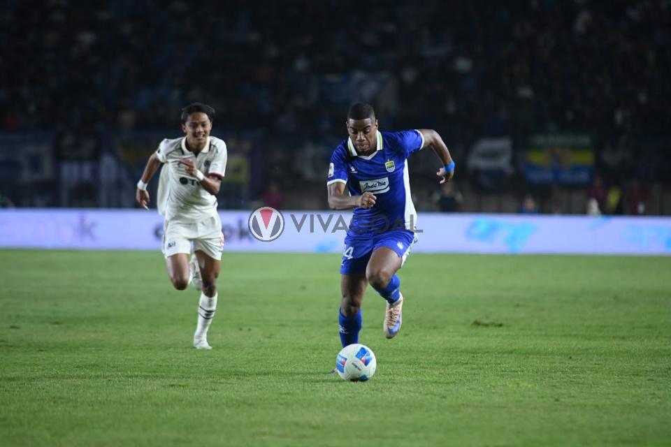 Aksi Pemain Persib, Uilliam Barros.