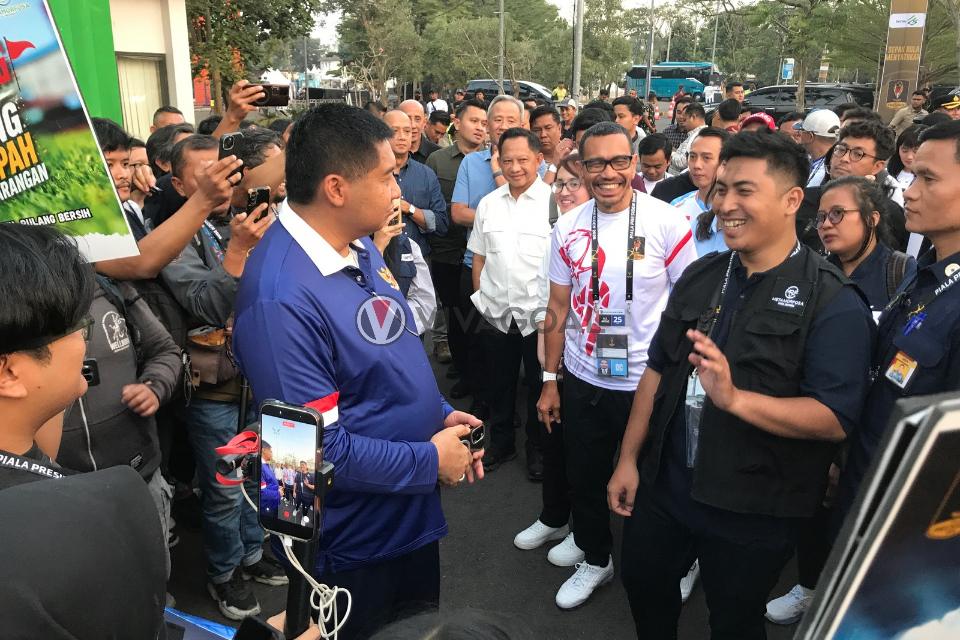 SC Piala Presiden, Maruarar Sirait Berbincang Dengan Volunteer.