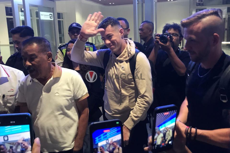 Komisaris PT Persib Bandung Bermartabat, Umuh Muchtar Menyambut Kedatangan Mariano Peralta di Bandung.