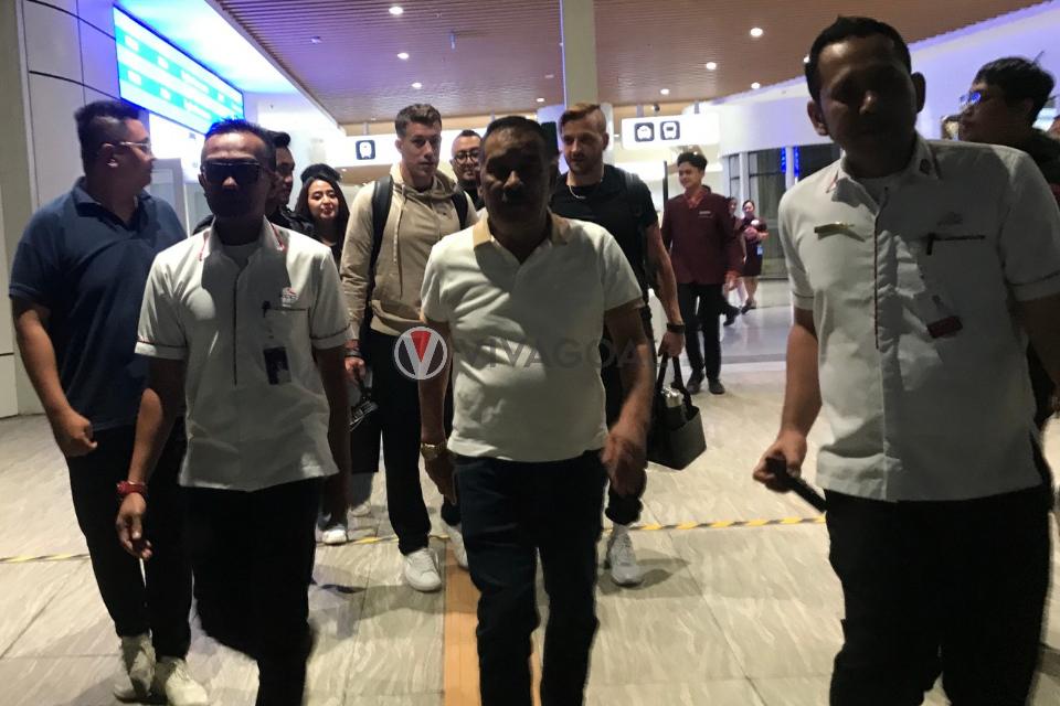 Komisaris PT Persib Bandung Bermartabat, Umuh Muchtar Menyambut Kedatangan Mariano Peralta di Bandung.
