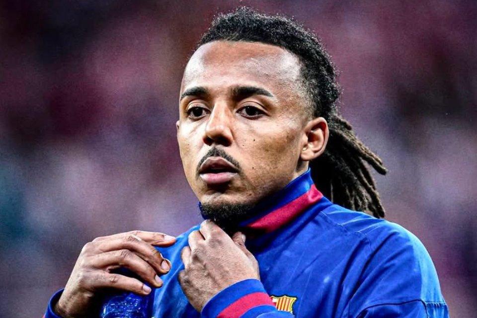 Sempat Tak Tersentuh, Bek Senior Barcelona Bakal Dijual?