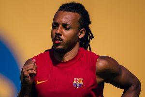 Sempat Tak Tersentuh, Bek Senior Barcelona Bakal Dijual?