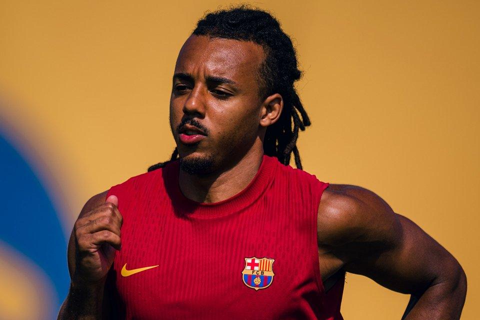 Sempat Tak Tersentuh, Bek Senior Barcelona Bakal Dijual?