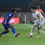 Pemain Timnas Vietnam, Dinh Bac Nguyen (9) Berusaha Melewati Pemain Timnas Thailand pada Duel Lanjutan FIFA ASEAN Cup 2026 Grup B, Selasa, 29 September 2026 di Stadion si Jalak Harupat.