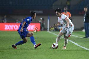 Pemain Timnas Vietnam, Dinh Bac Nguyen (9) Berusaha Melewati Pemain Timnas Thailand pada Duel Lanjutan FIFA ASEAN Cup 2026 Grup B, Selasa, 29 September 2026 di Stadion si Jalak Harupat.