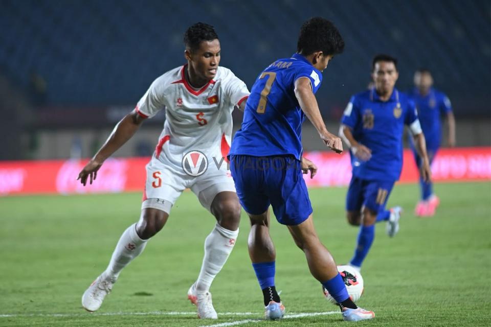 Pemain Timnas Thailand Kakhana Kamyok (7) berusaha Mengumpan Bola dari Kawalan Pemain Timnas Vietnam Lengley Adou (5) pada Duel Lanjutan FIFA ASEAN Cup 2026 Grup B, Selasa, 29 September 2026 di Stadion si Jalak Harupat.