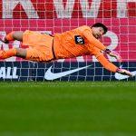 Sempat Dikaitkan dengan Newcastle, Kiper Dortmund Beri Penjelasan