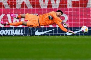 Sempat Dikaitkan dengan Newcastle, Kiper Dortmund Beri Penjelasan
