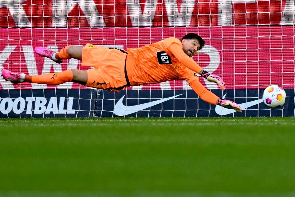 Sempat Dikaitkan dengan Newcastle, Kiper Dortmund Beri Penjelasan