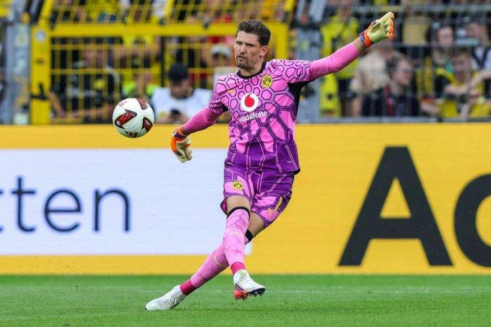 Sempat Dikaitkan dengan Newcastle, Kiper Dortmund Beri Penjelasan