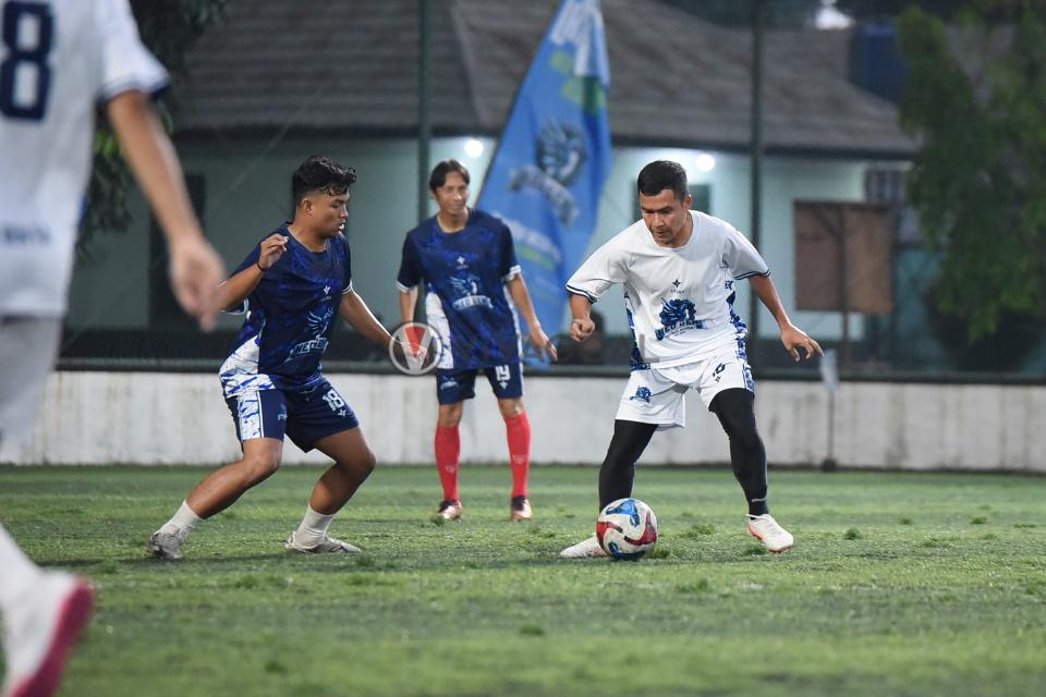 Aksi Eks Persib, Erwin Ramdani di Laga Eksebisi Peluncuran Neo Gen Football Academy.