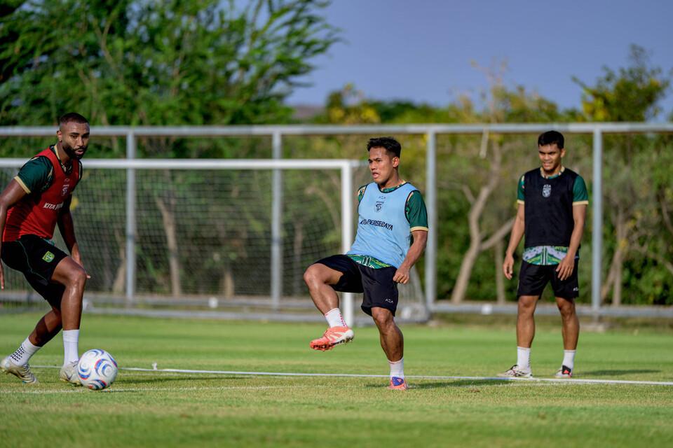 sesi latihan persebaya